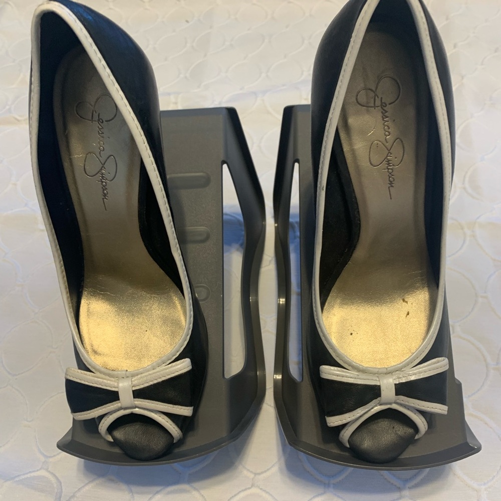 Jessica Simpson Elegant Black Heels with White Bow